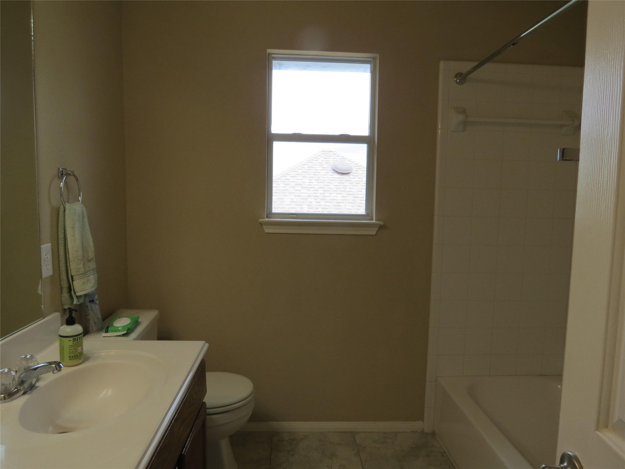 402 Las Colinas Dr, Leander, TX 78641