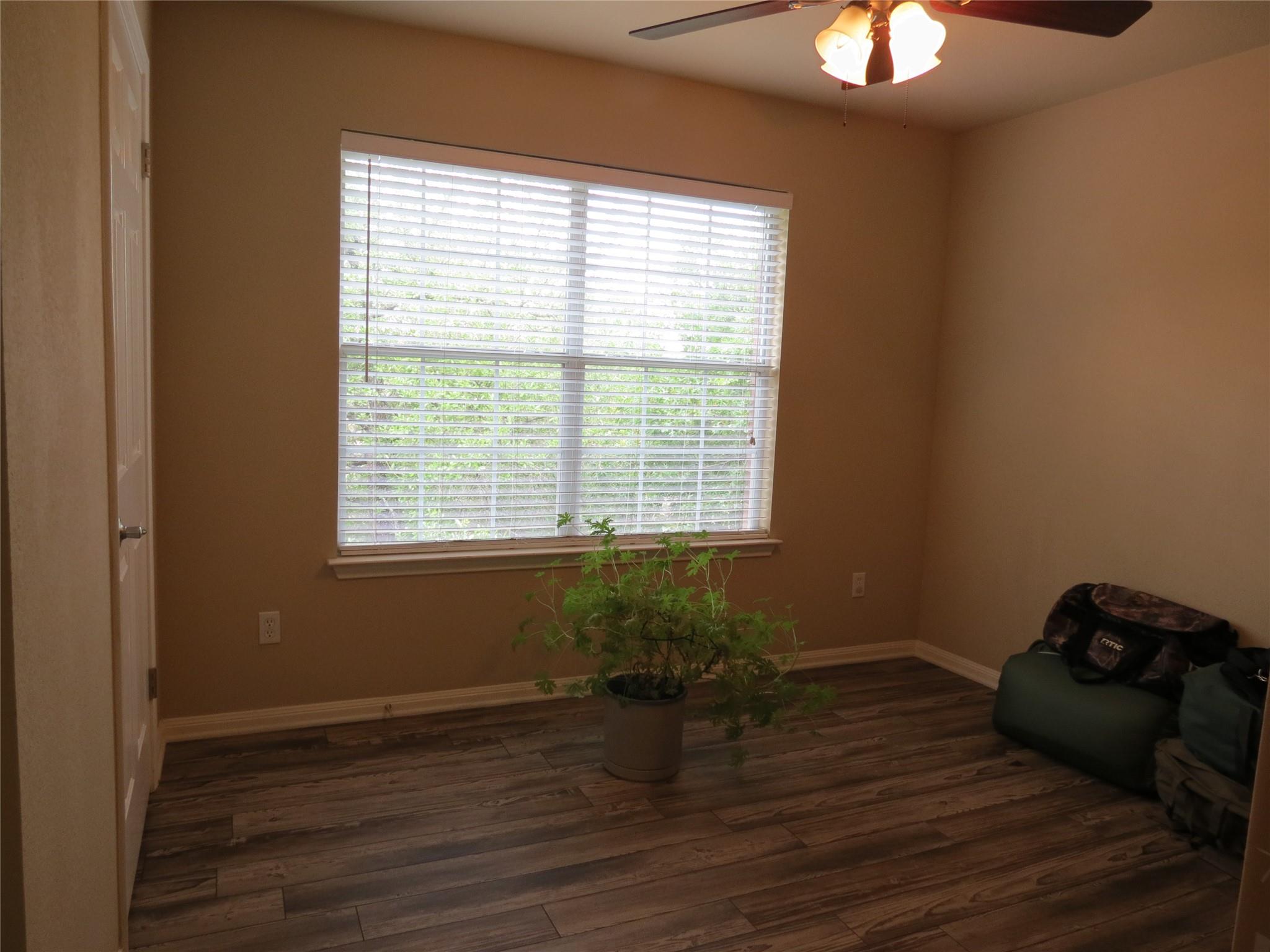 402 Las Colinas Dr, Leander, TX 78641