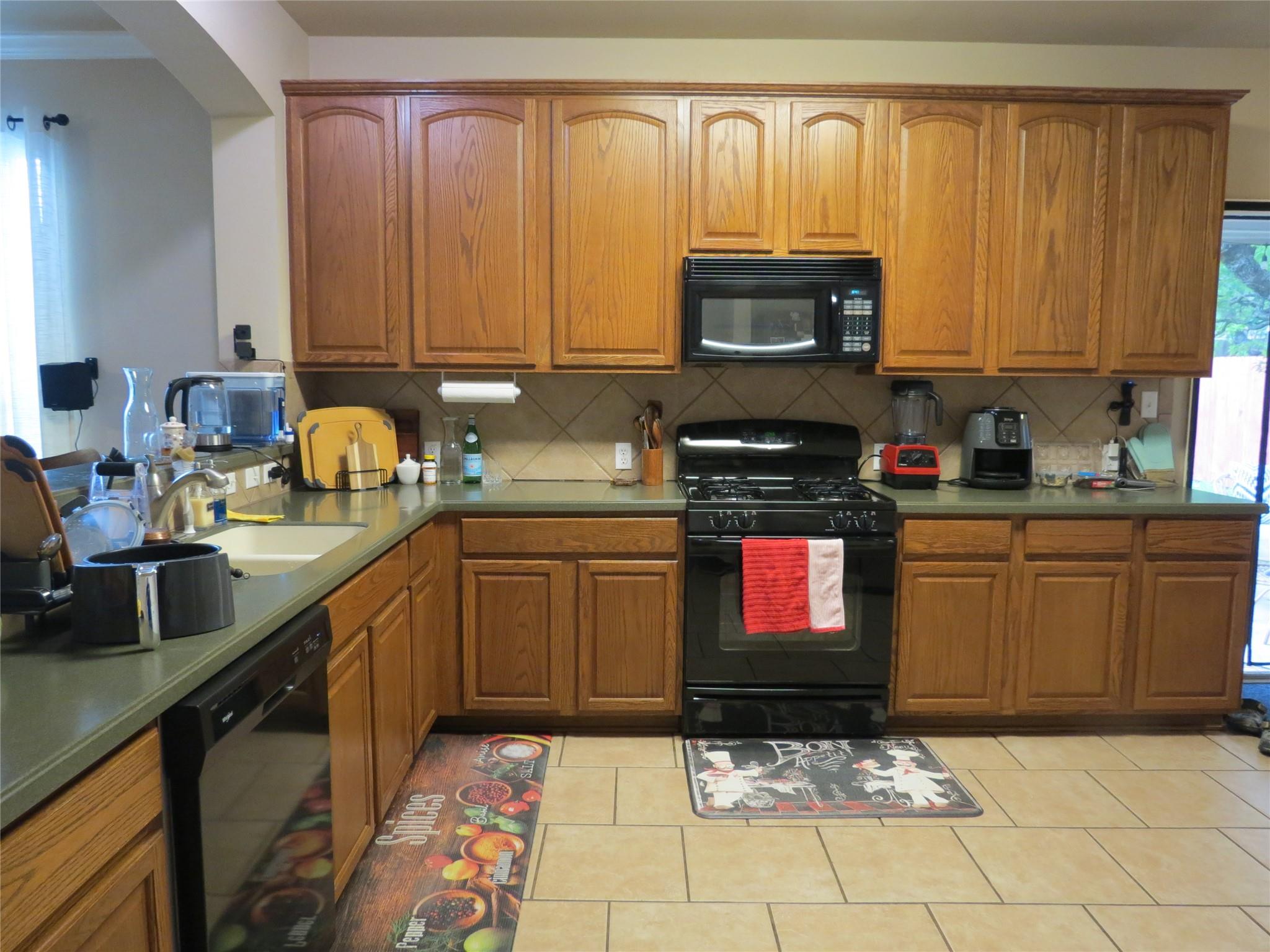 402 Las Colinas Dr, Leander, TX 78641