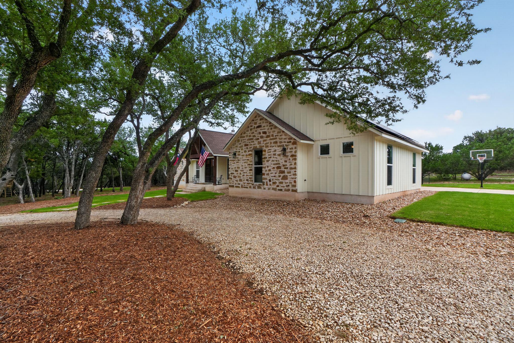 270 Rambling Oaks Dr, Wimberley, TX 78676