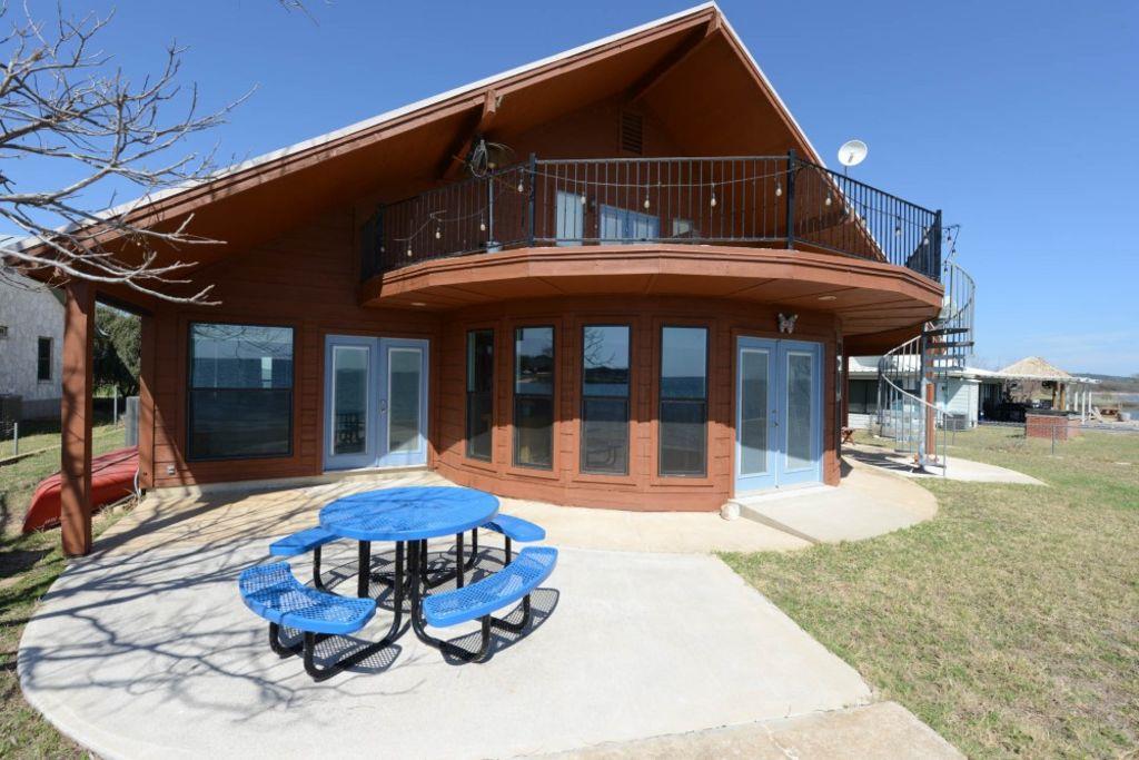 746 E Island Dr, Bluffton, TX 78607