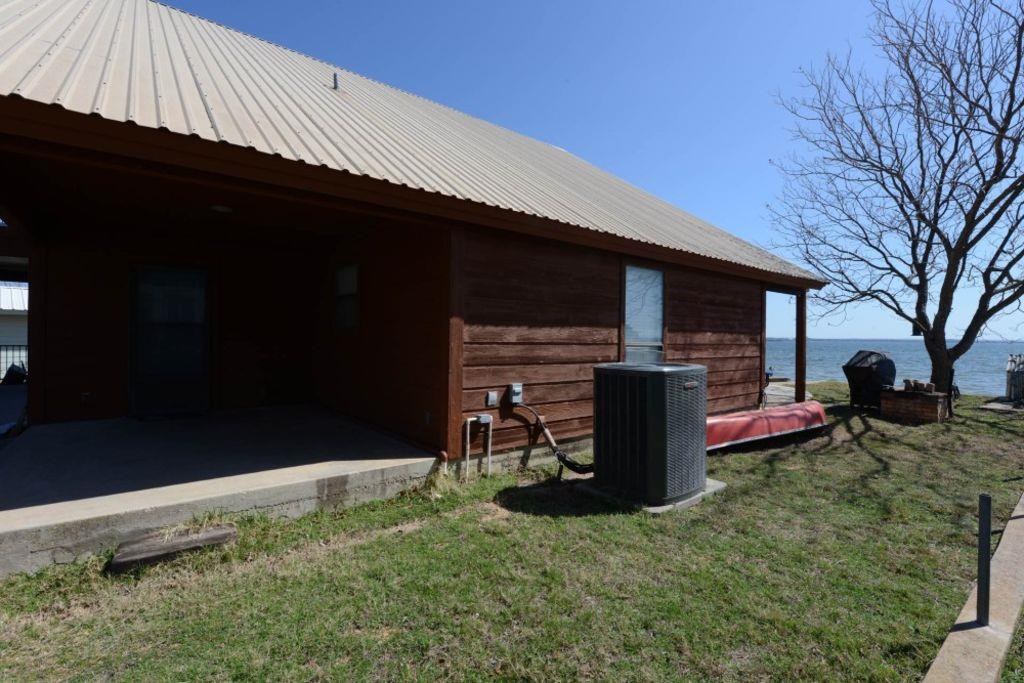 746 E Island Dr, Bluffton, TX 78607