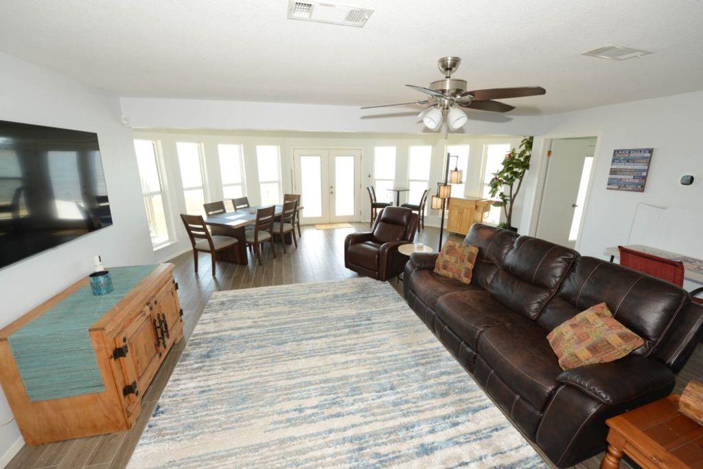 746 E Island Dr, Bluffton, TX 78607