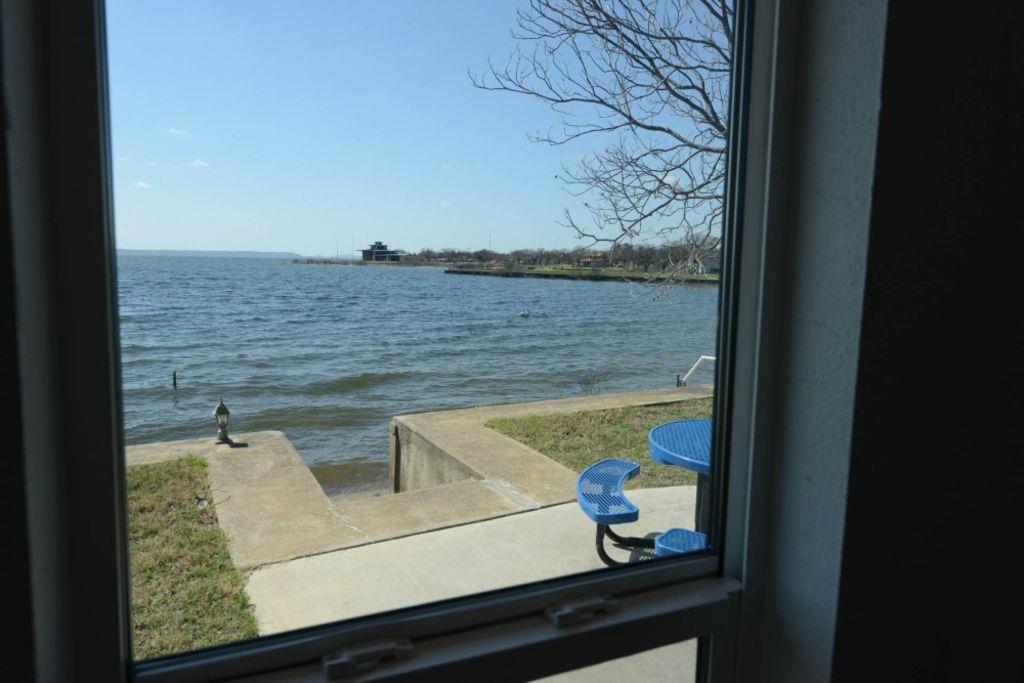 746 E Island Dr, Bluffton, TX 78607