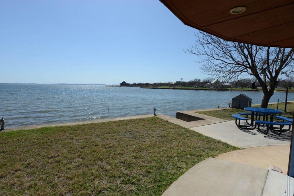 746 E Island Dr, Bluffton, TX 78607