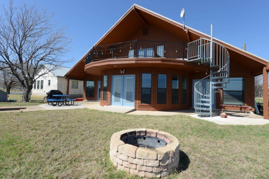 746 E Island Dr, Bluffton, TX 78607