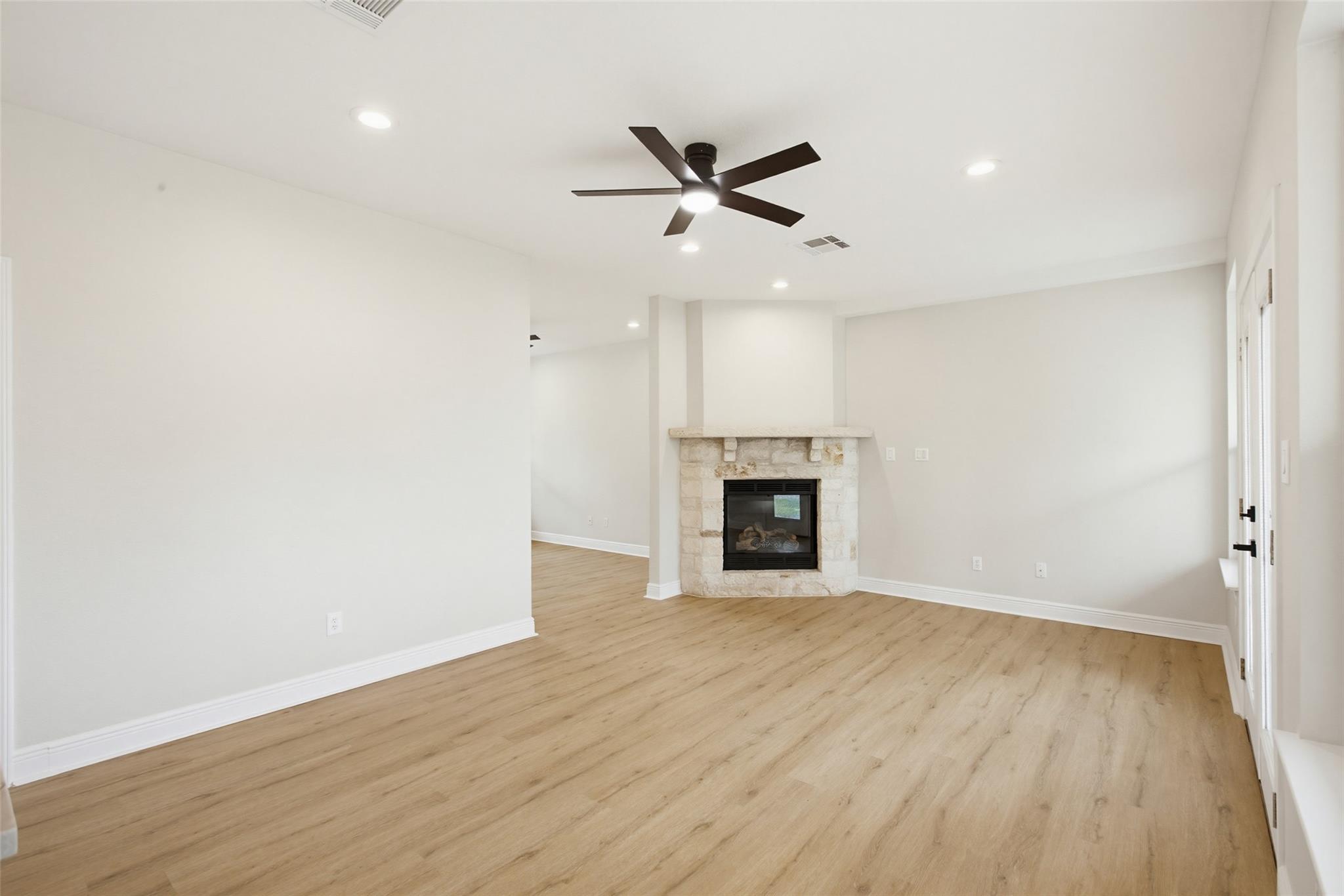 302 Deepwood Dr, Georgetown, TX 78628