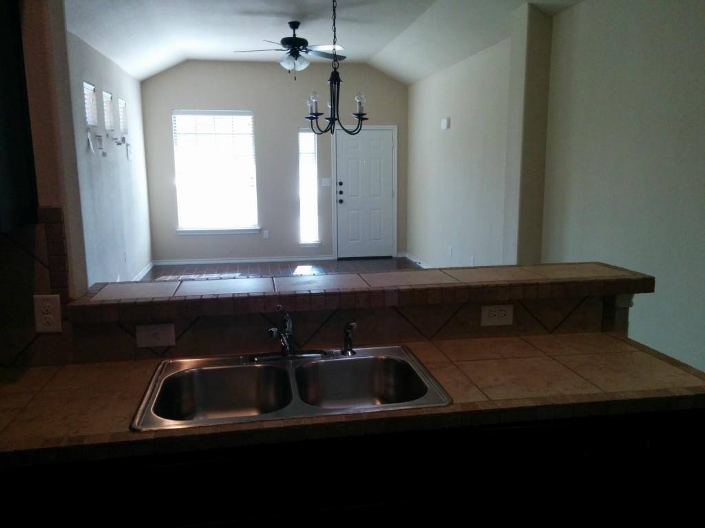 155 Creekside Villa Dr, Kyle, TX 78640