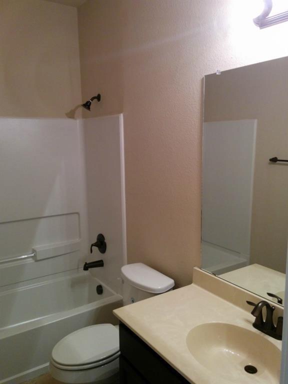 155 Creekside Villa Dr, Kyle, TX 78640