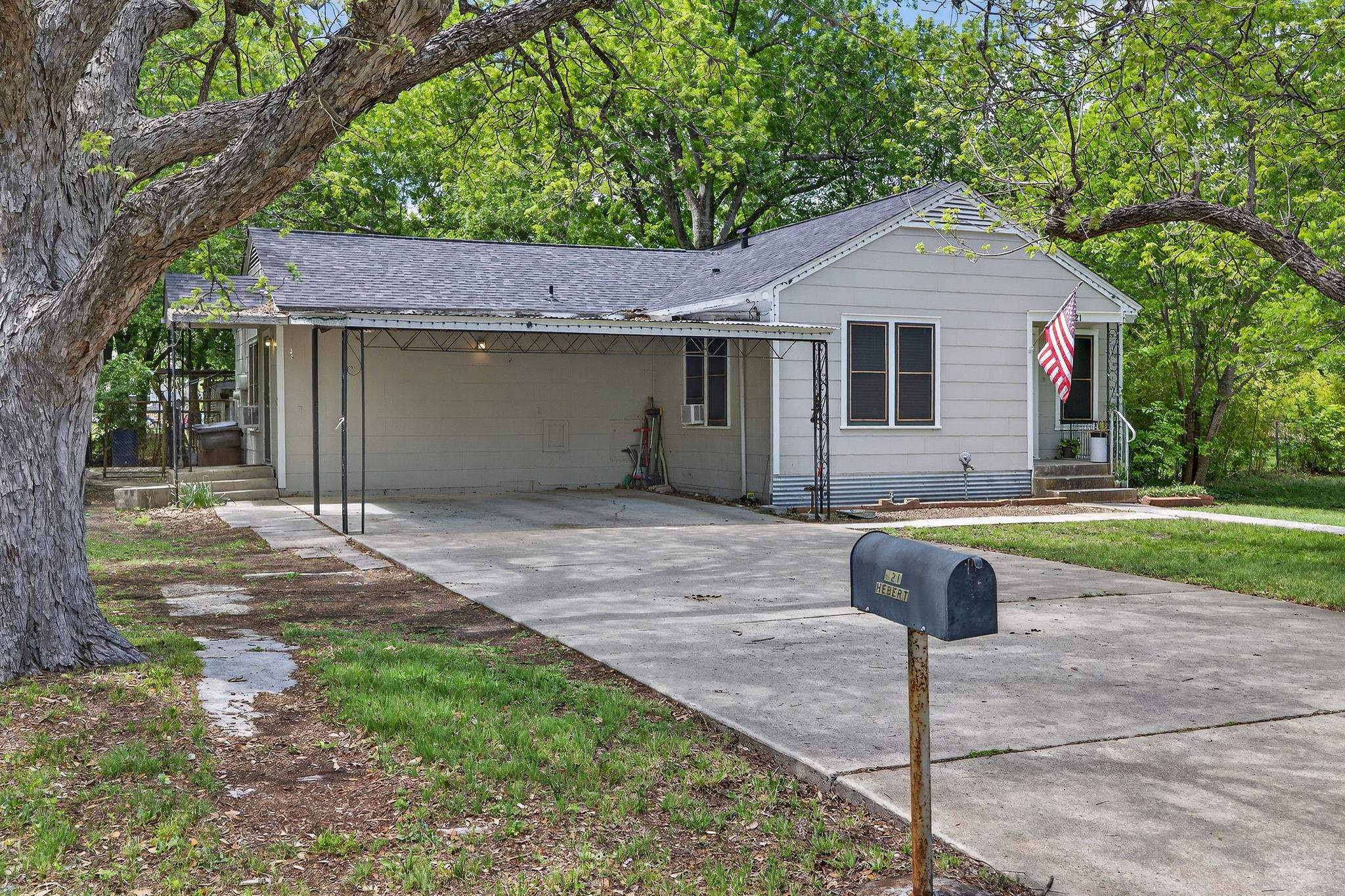 621 S Main St, Lockhart, TX 78644
