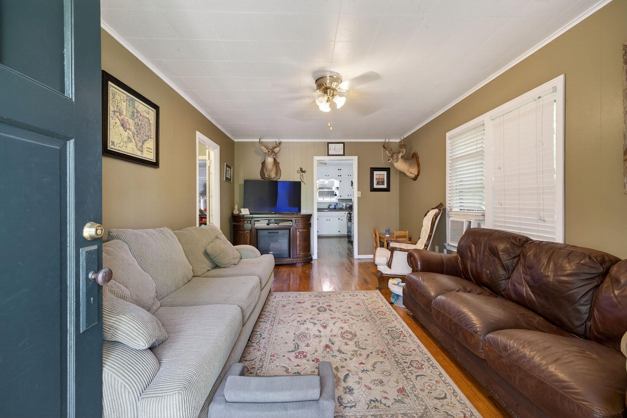 621 S Main St, Lockhart, TX 78644