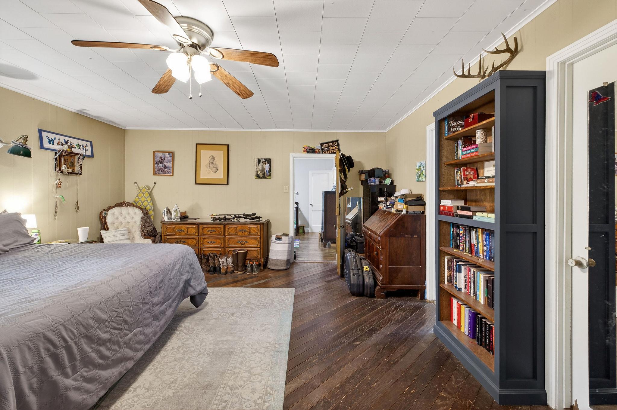 621 S Main St, Lockhart, TX 78644