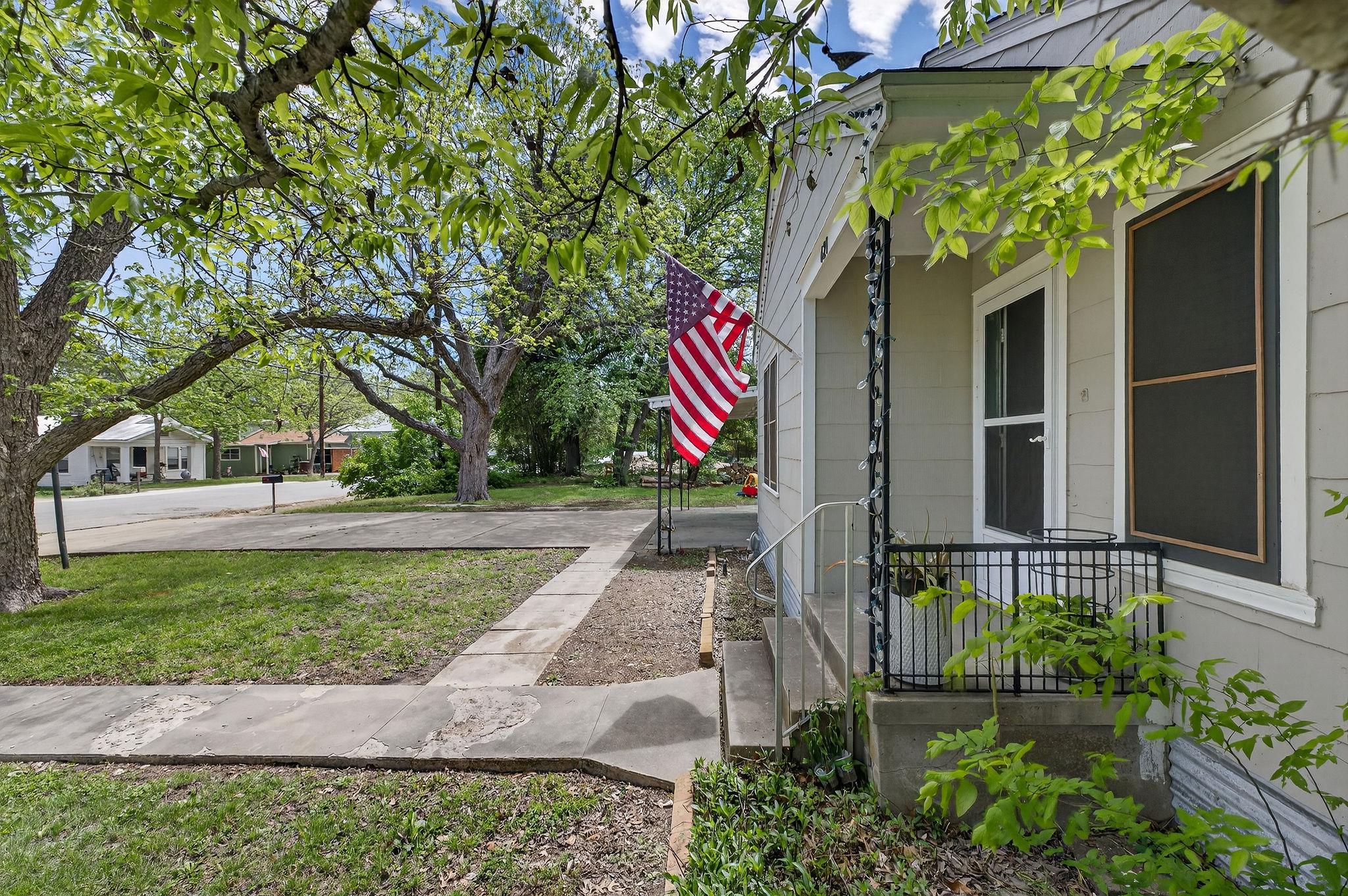 621 S Main St, Lockhart, TX 78644