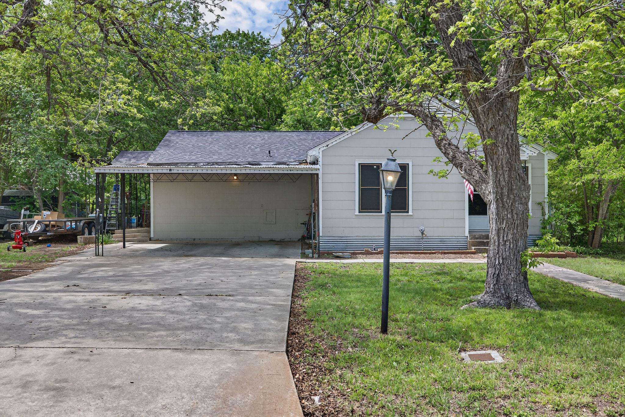 621 S Main St, Lockhart, TX 78644