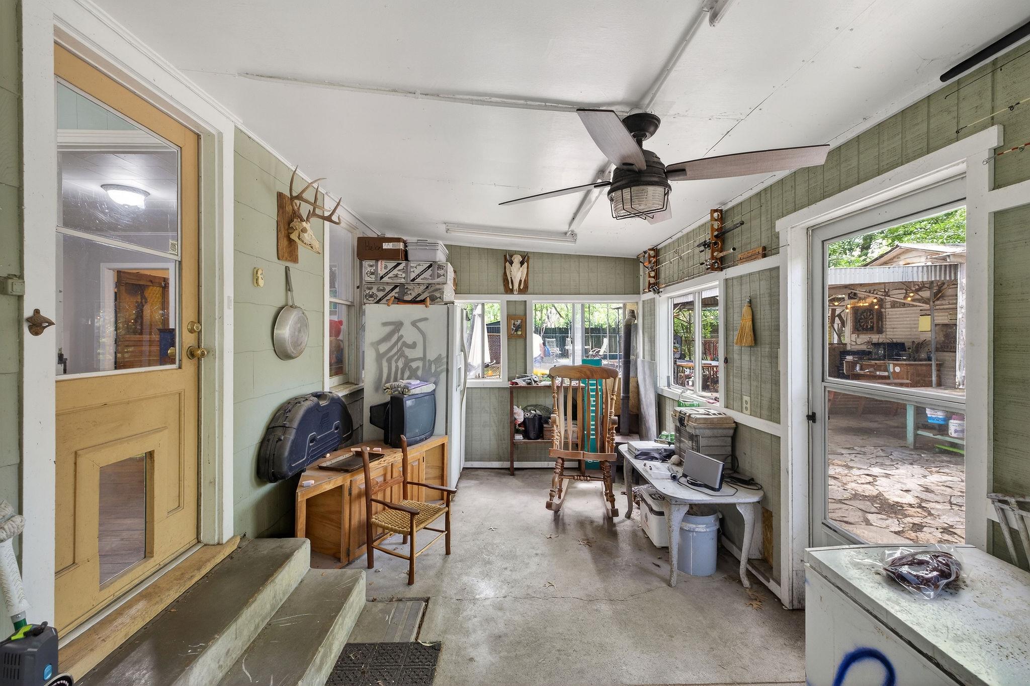 621 S Main St, Lockhart, TX 78644