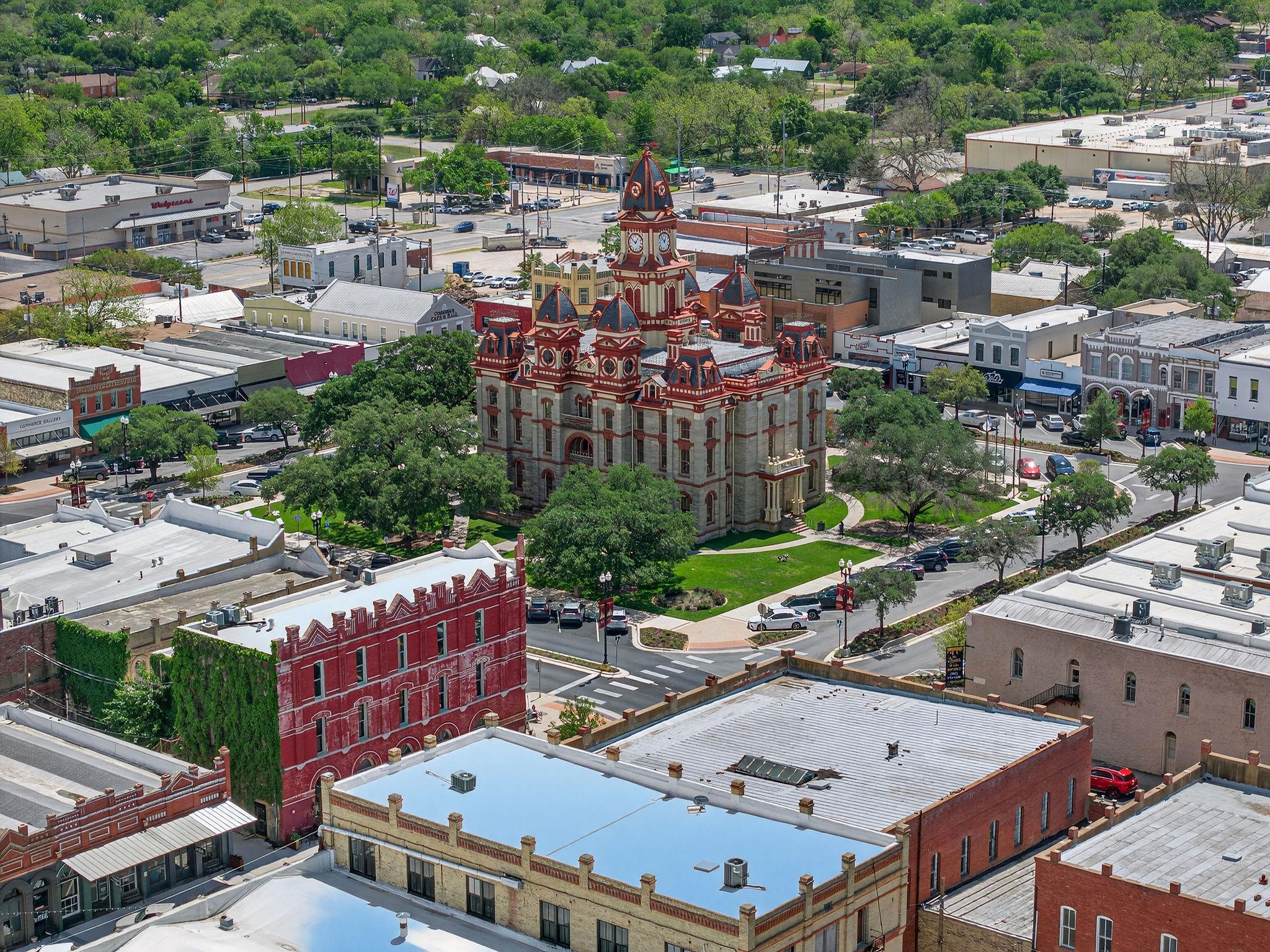 621 S Main St, Lockhart, TX 78644