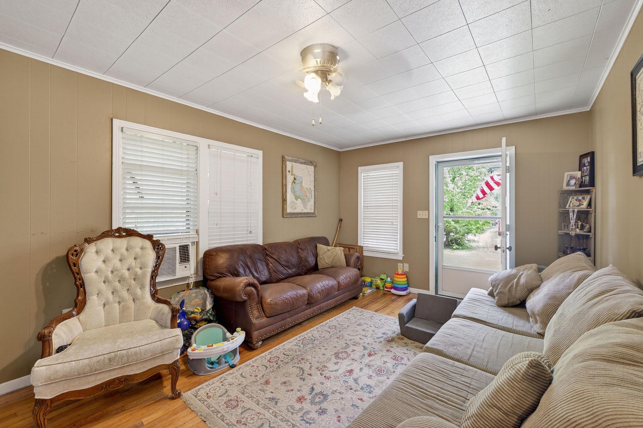 621 S Main St, Lockhart, TX 78644