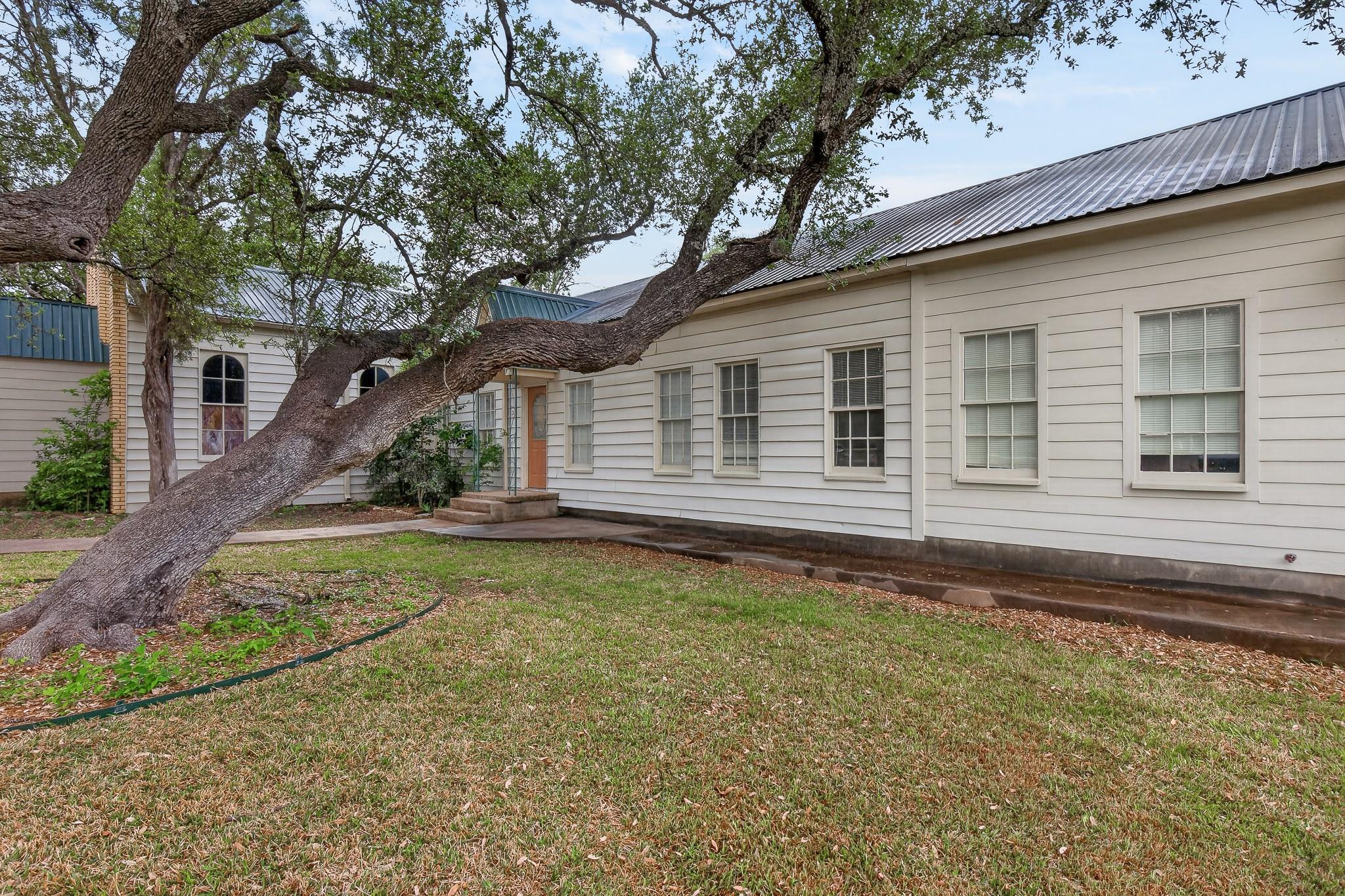 410 N West, Bertram, TX 78605