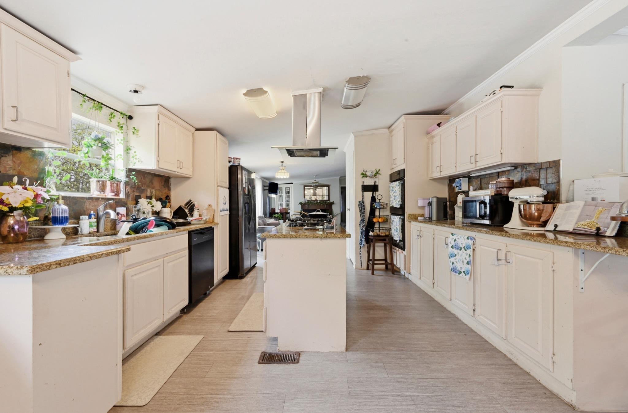 120 Green Mountain Dr, Cedar Creek, TX 78612