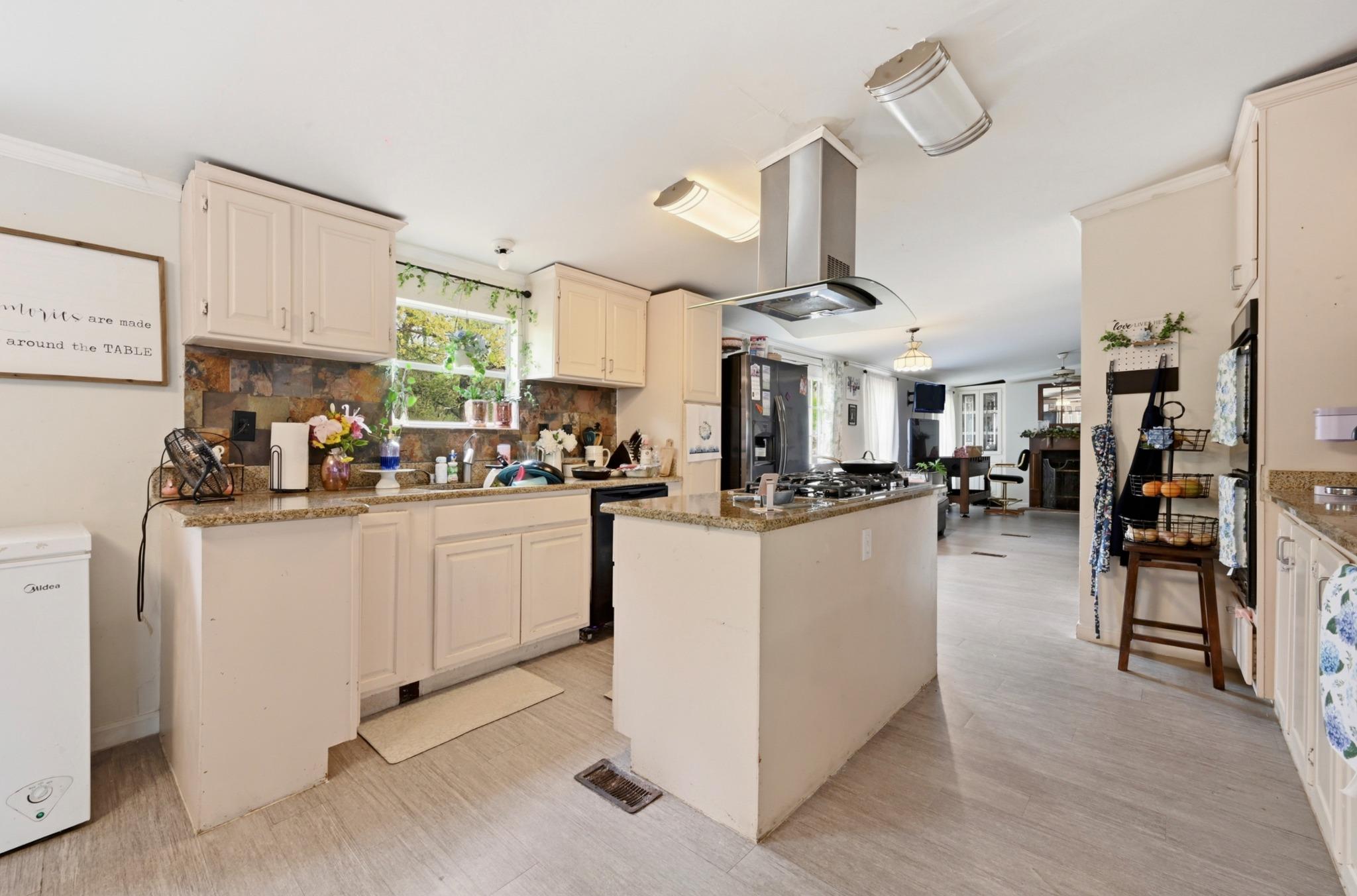 120 Green Mountain Dr, Cedar Creek, TX 78612