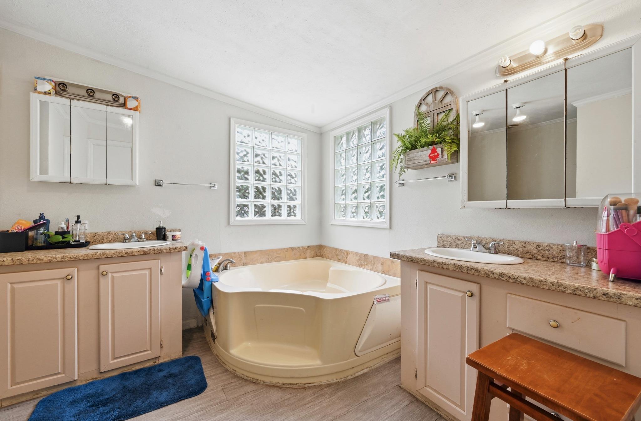 120 Green Mountain Dr, Cedar Creek, TX 78612