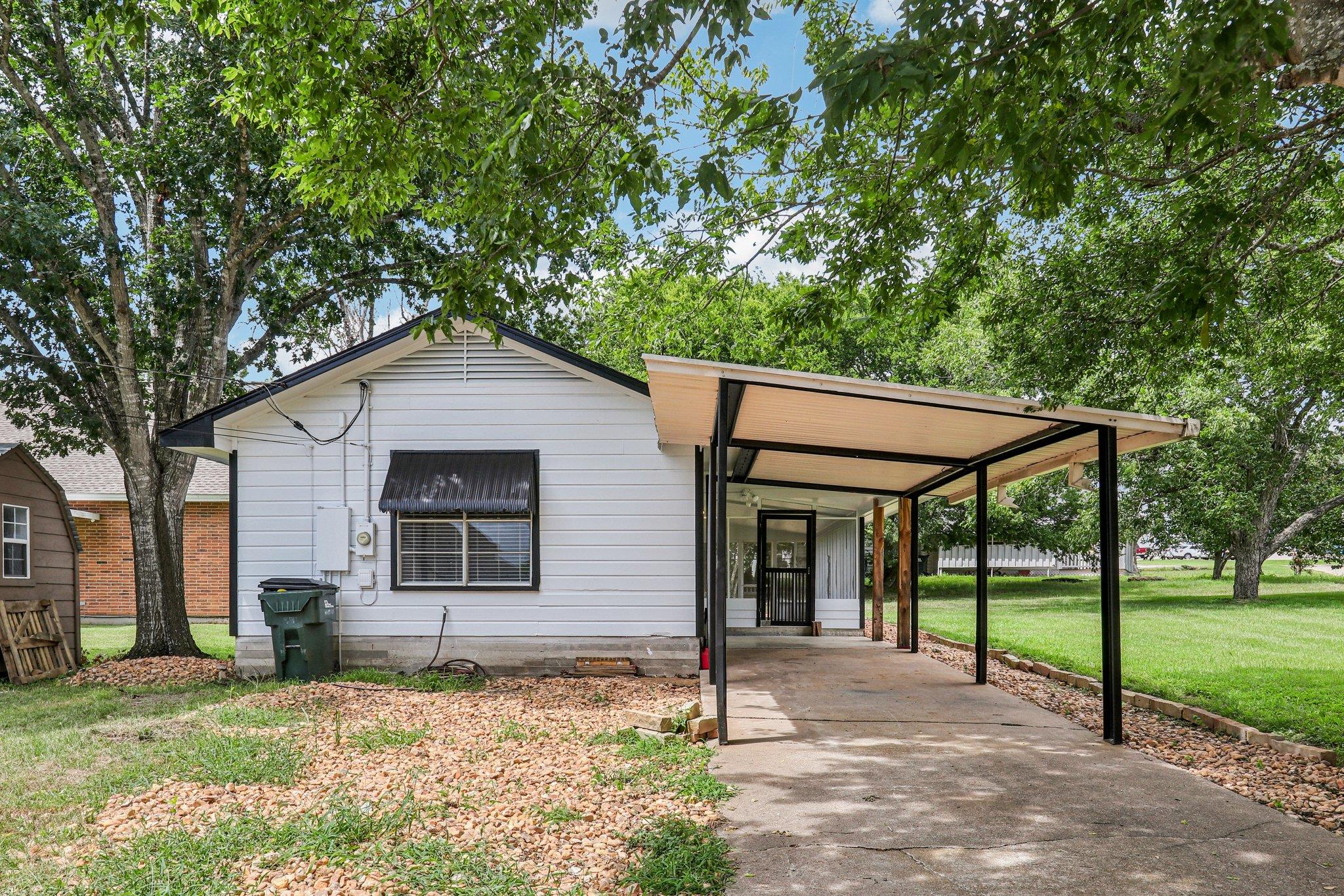755 E Bellville St, Giddings, TX 78942