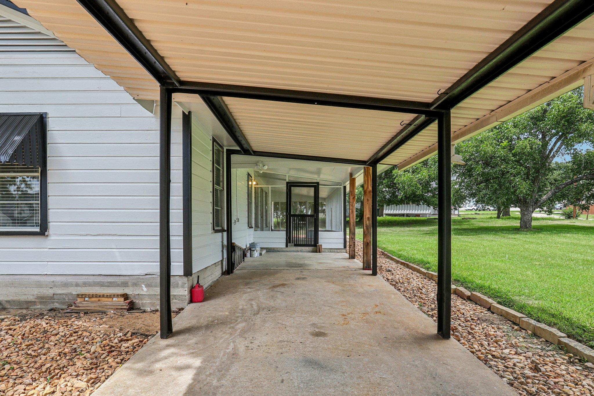 755 E Bellville St, Giddings, TX 78942