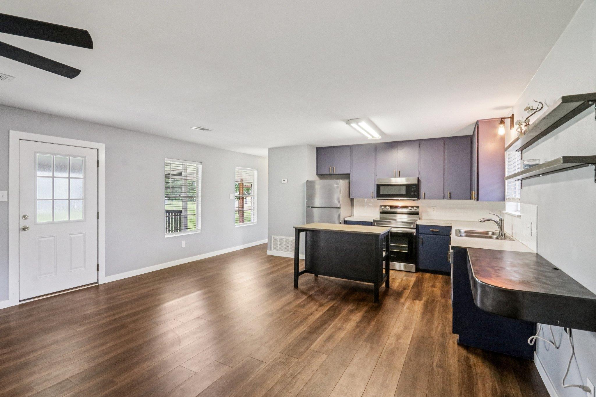 755 E Bellville St, Giddings, TX 78942