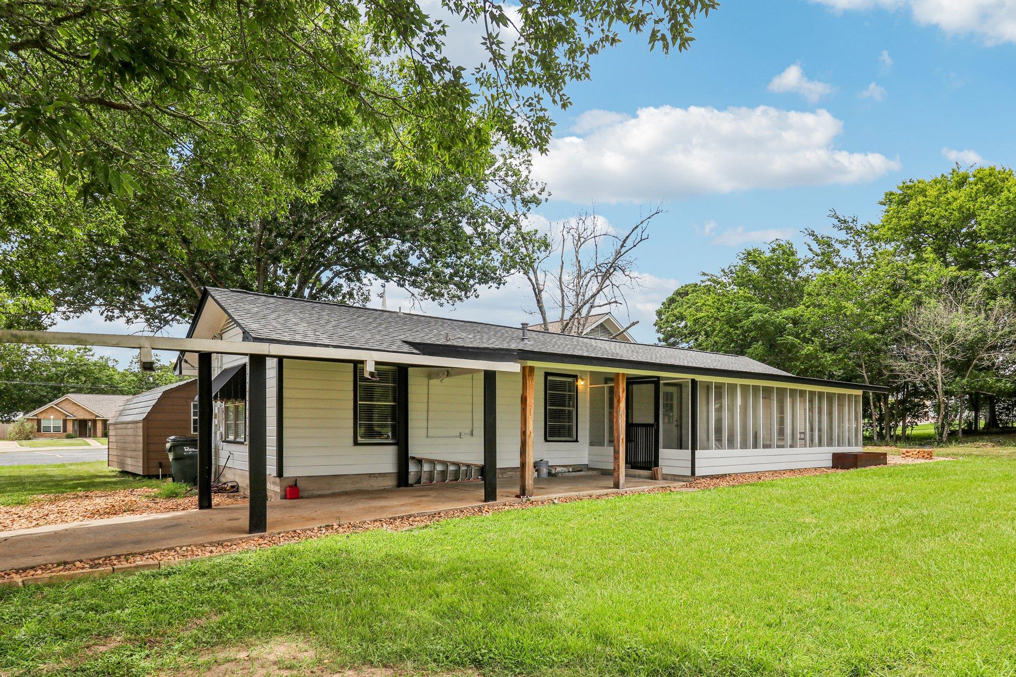 755 E Bellville St, Giddings, TX 78942