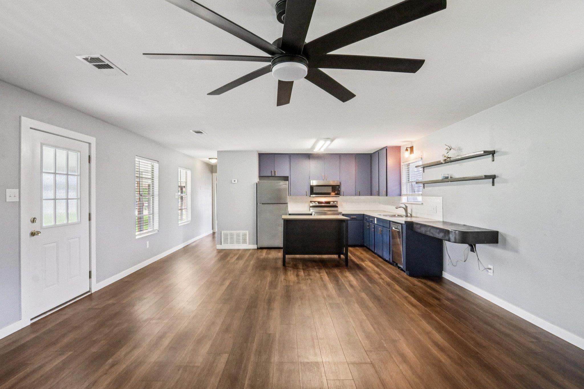 755 E Bellville St, Giddings, TX 78942