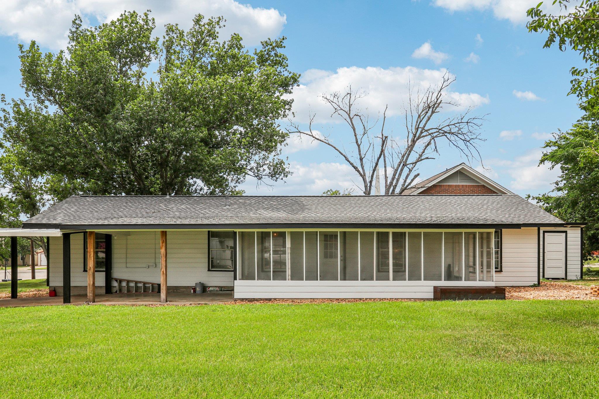 755 E Bellville St, Giddings, TX 78942