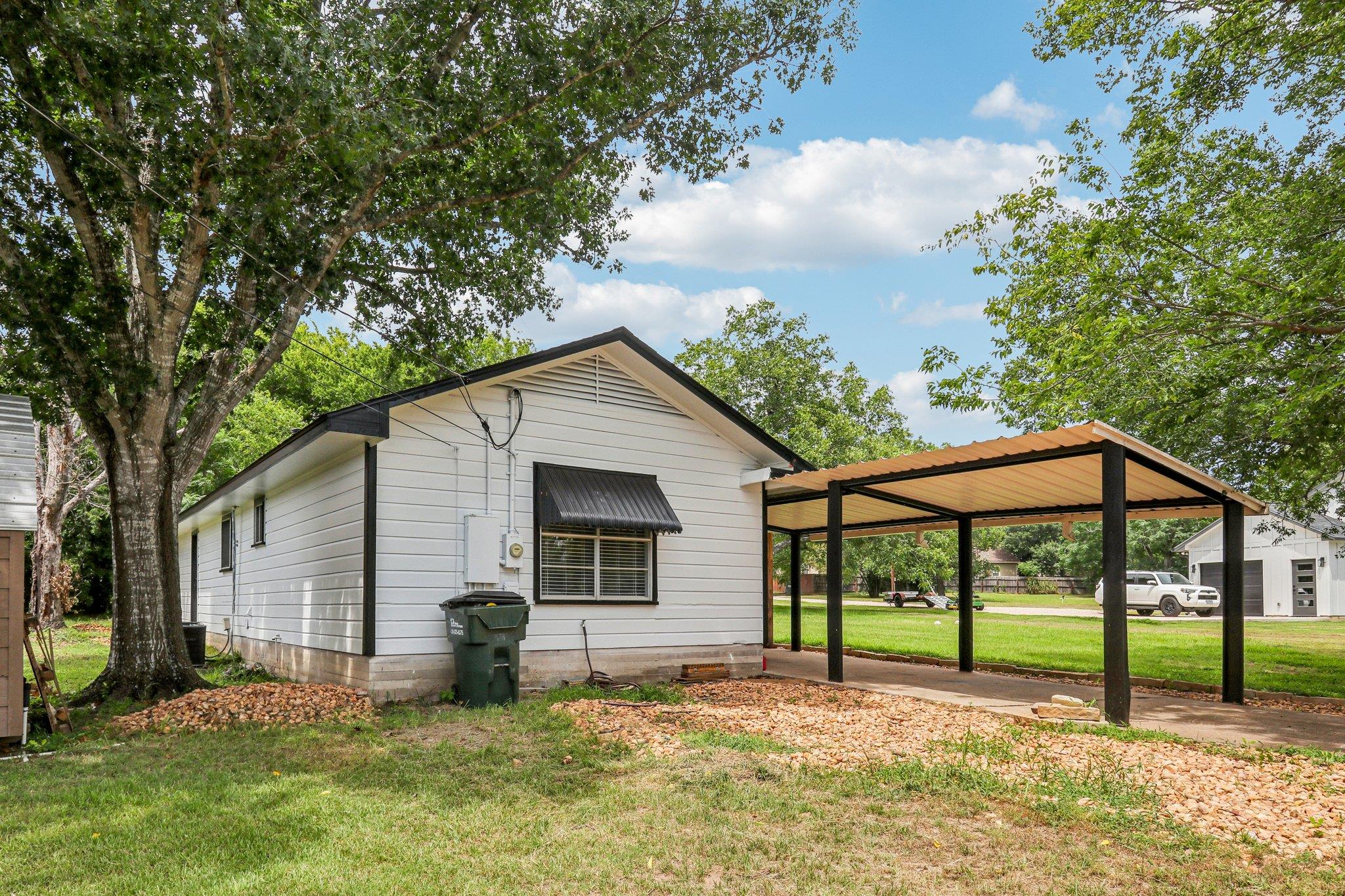 755 E Bellville St, Giddings, TX 78942