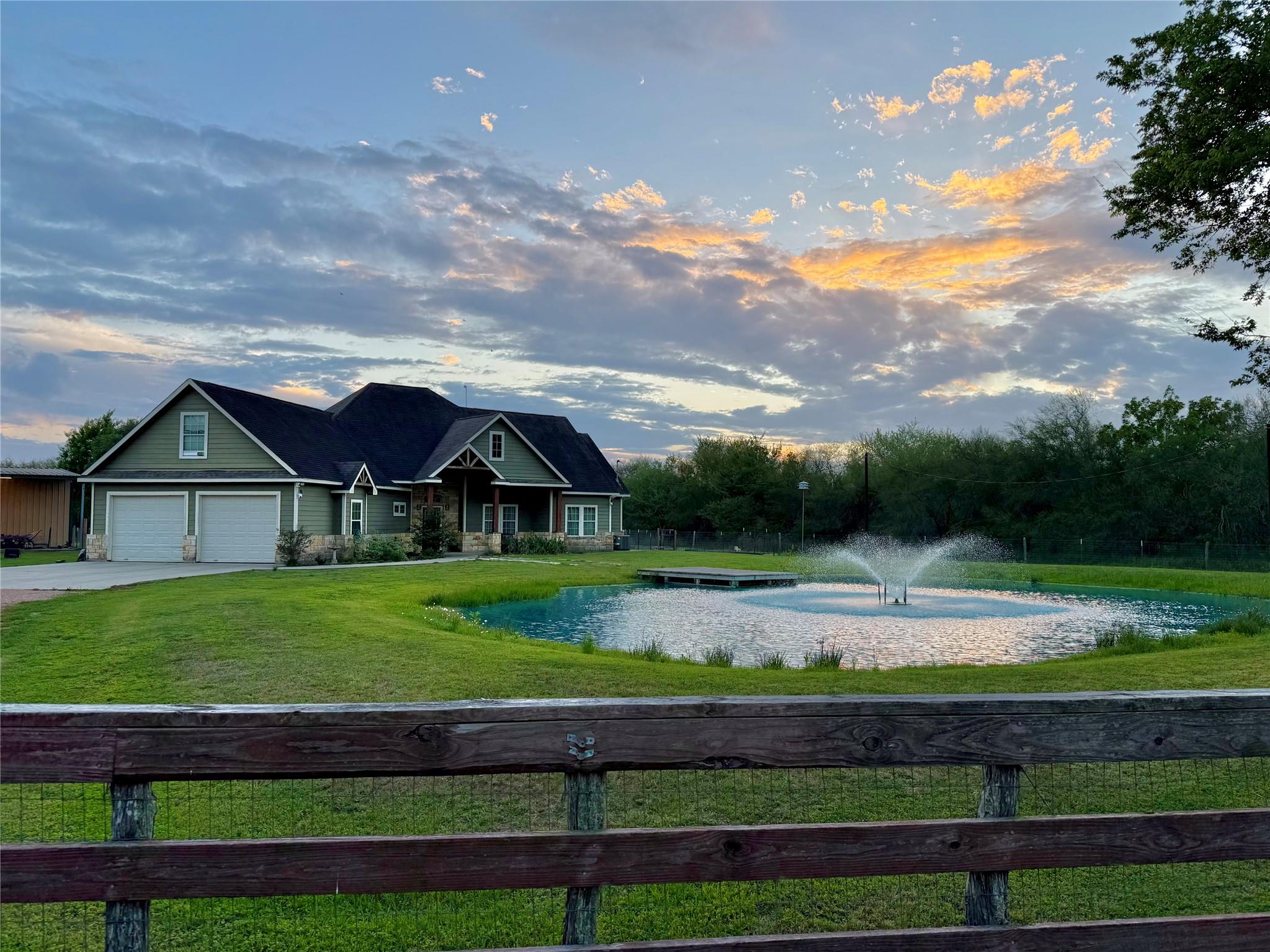 2015 Skrivanek Rd, Sealy, TX 77474