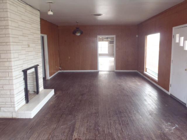 901 E Central Ave, Nixon, TX 78140