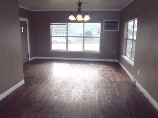 901 E Central Ave, Nixon, TX 78140