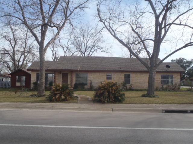 901 E Central Ave, Nixon, TX 78140