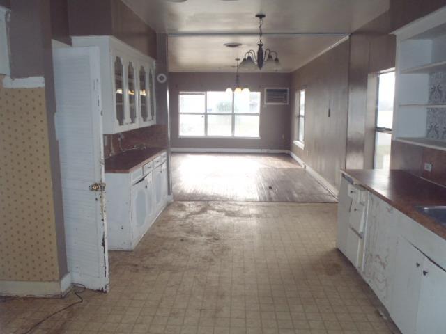 901 E Central Ave, Nixon, TX 78140