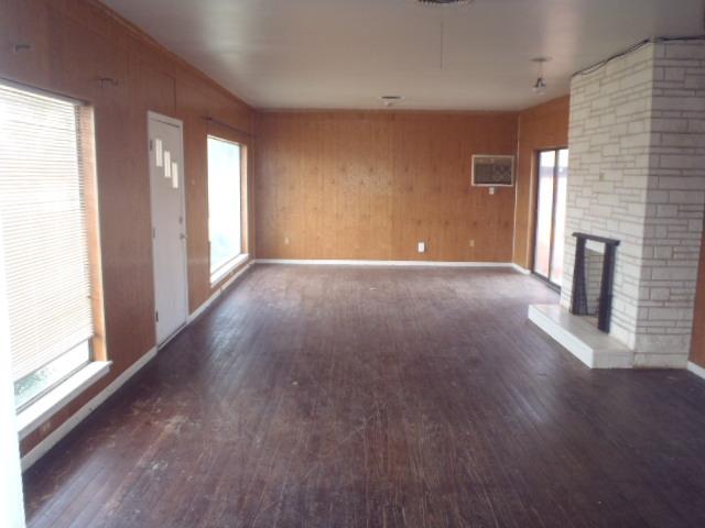 901 E Central Ave, Nixon, TX 78140