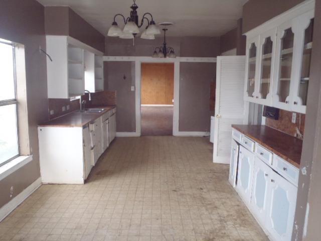 901 E Central Ave, Nixon, TX 78140