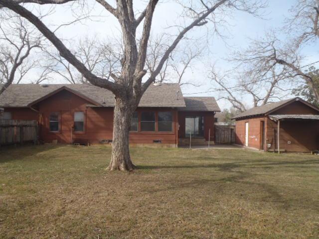 901 E Central Ave, Nixon, TX 78140