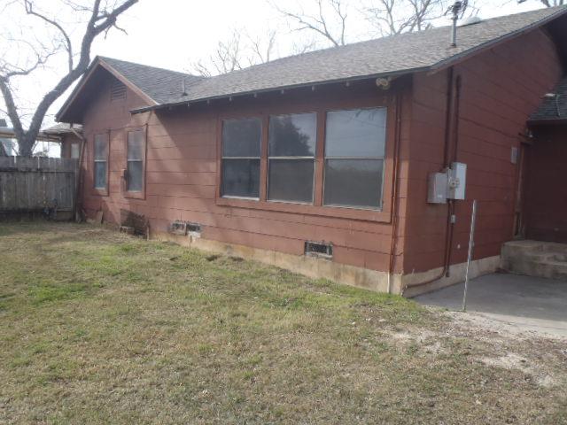 901 E Central Ave, Nixon, TX 78140