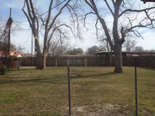 901 E Central Ave, Nixon, TX 78140