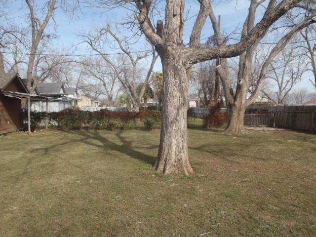 901 E Central Ave, Nixon, TX 78140