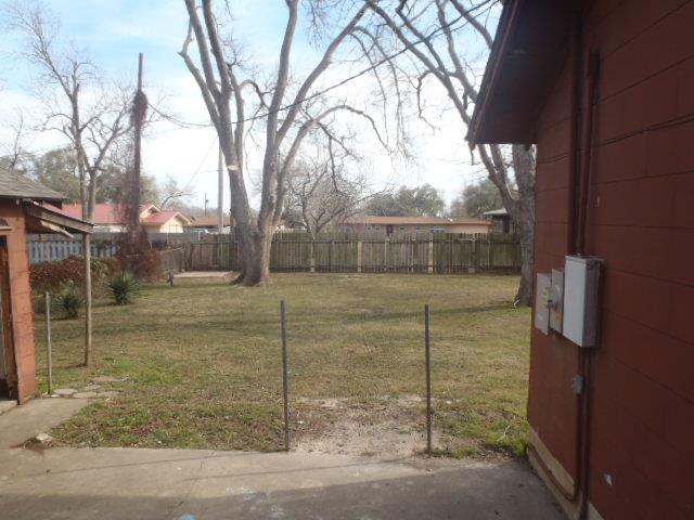 901 E Central Ave, Nixon, TX 78140