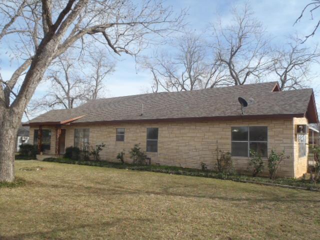 901 E Central Ave, Nixon, TX 78140