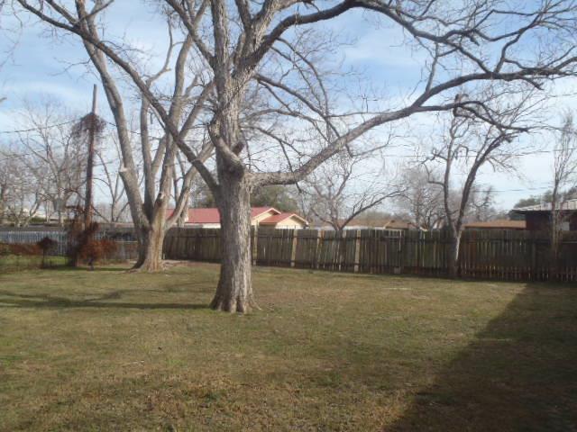 901 E Central Ave, Nixon, TX 78140