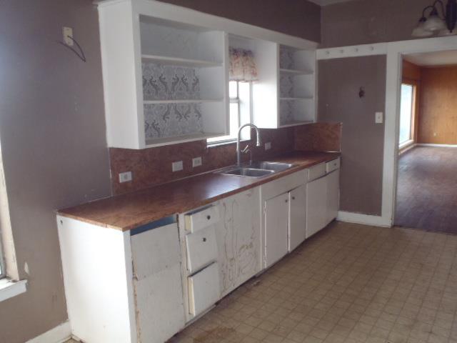 901 E Central Ave, Nixon, TX 78140