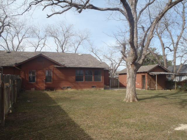 901 E Central Ave, Nixon, TX 78140