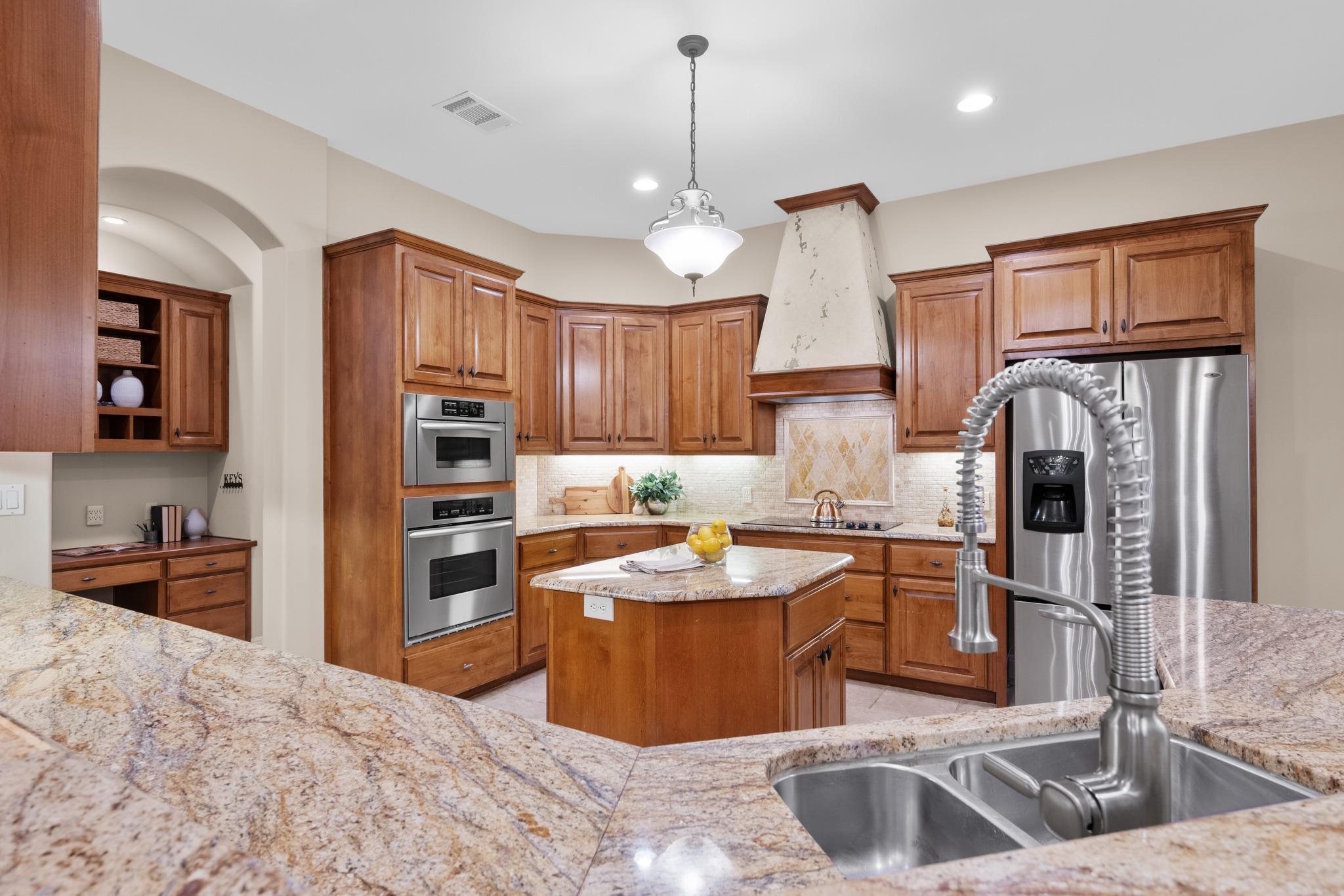 1012 Sailmaster St, Lakeway, TX 78734