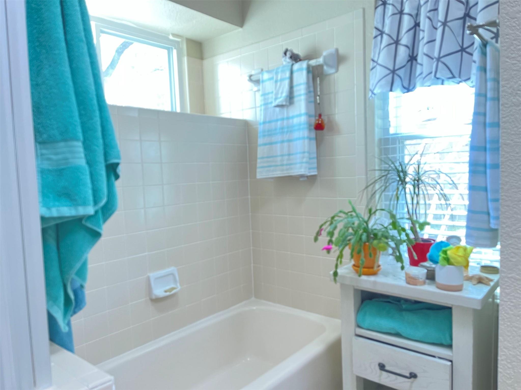 6401 Woodcrest Dr, Austin, TX 78759